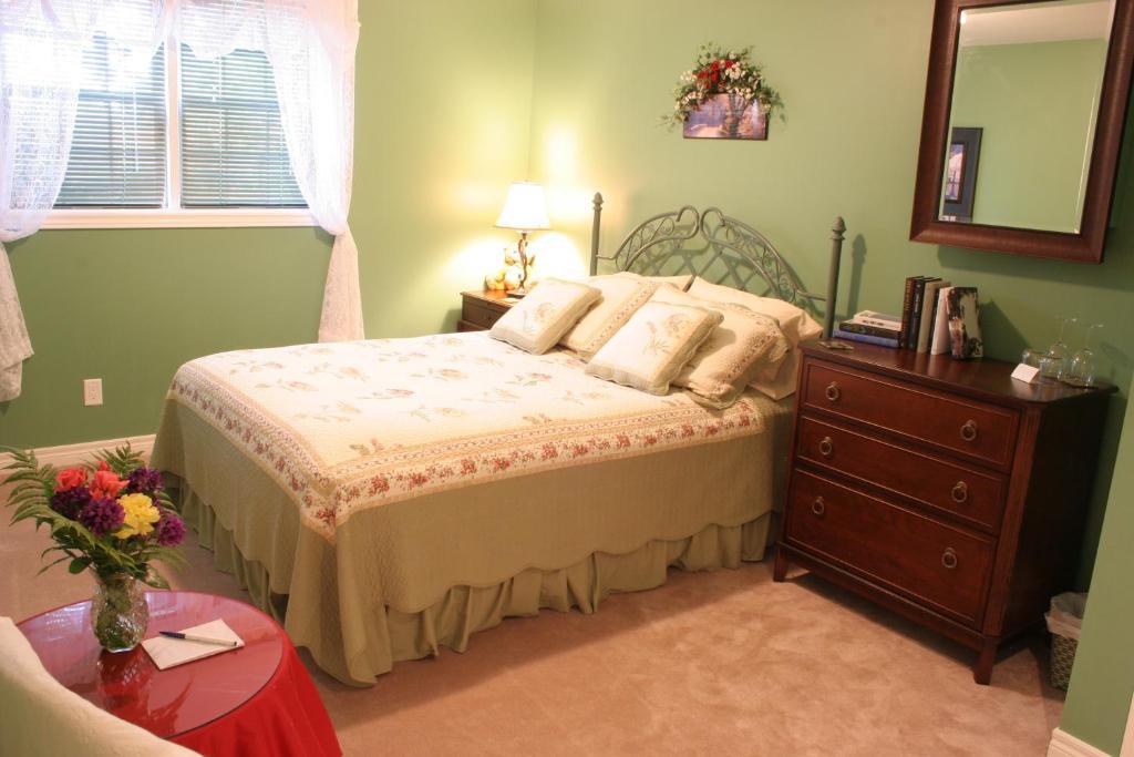 Bed and Breakfast A Li'L Bit Of Eden Niagara-on-the-Lake Номер фото